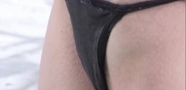 Junges Girl 18 Jahre wird in aller Öffentlichkeit in Berlin im Hängebondage gefesselt